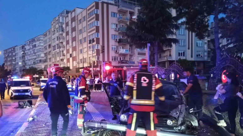 Balıkesir’de istinat duvarına çarpan otomobilin sürücüsü öldü