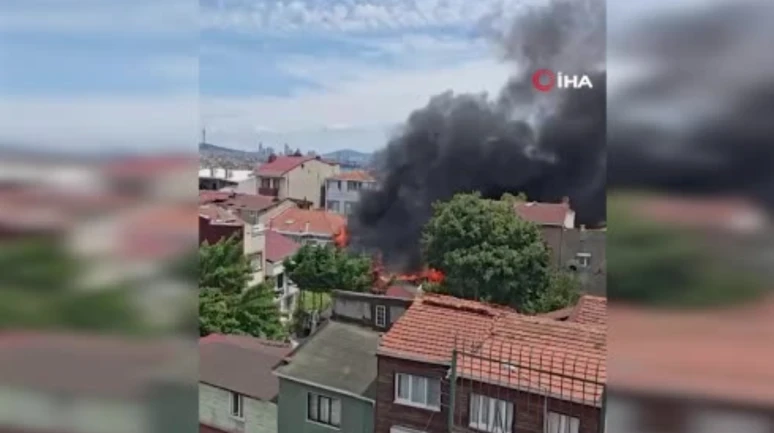 Fatih Balat’ta bir otomobil tamirhanesinde yangın: Dumanlar gökyüzünü kapladı
