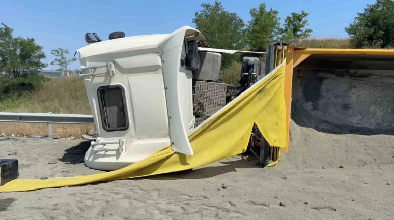 Hafriyat kamyonu VIP servis minibüsüne çarpıp devrildi