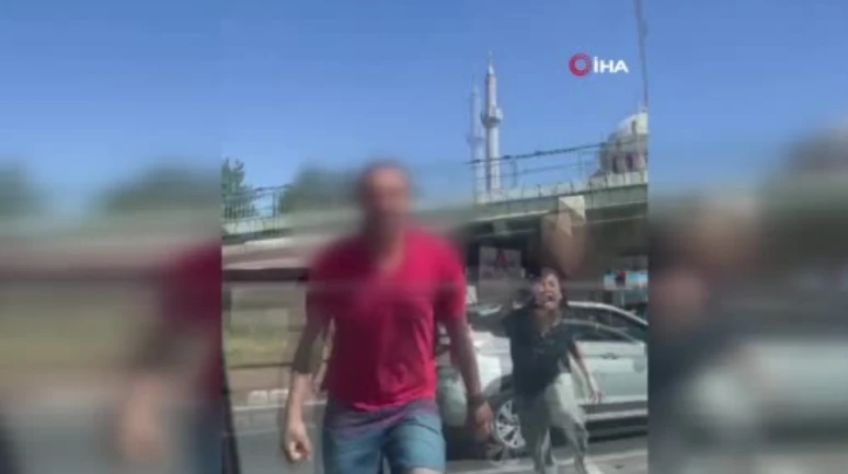 Fatih’te dehşet saçan sürücü, camı yumruklayıp paramparça etti; o anlar kamerada