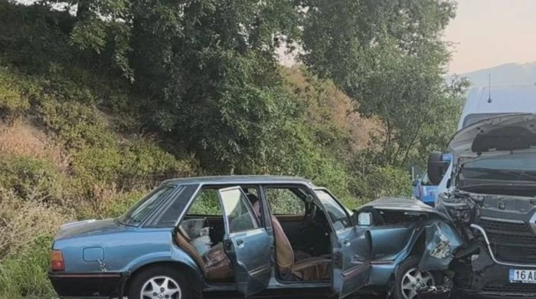 Minibüs ile otomobil çarpıştı 2 yaralı