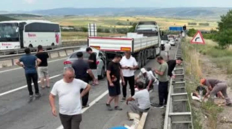 Seyir halindeki araç tıra arkadan çarptı: 1 ölü, 4’ü çocuk 7 yaralı