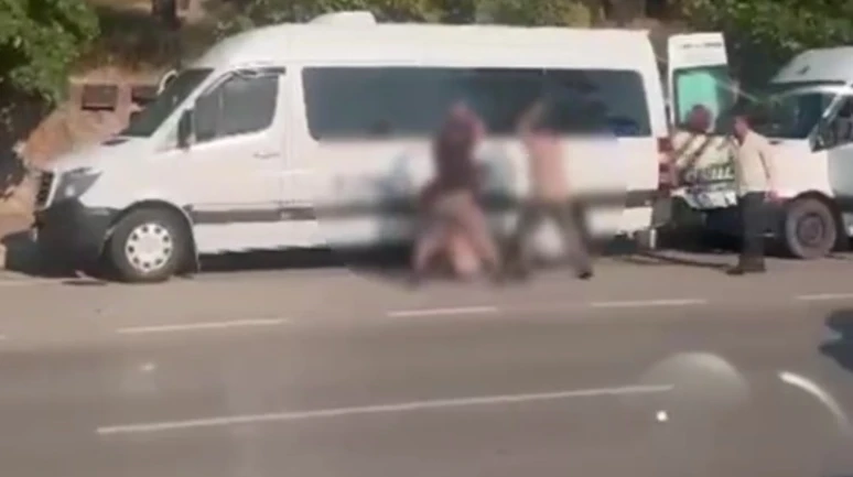 Cadde ortasında dehşet anları: Demir sopalarla darp ettiler