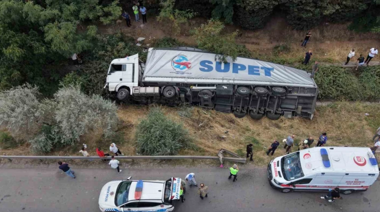 Sultanbeyli’de tır devrildi: 1 yaralı