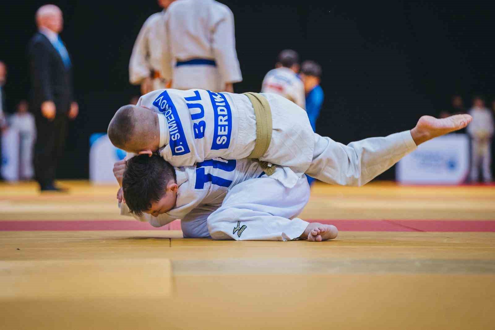 avrupada-zirveye-adim-umraniye-judoda-kupayi-kaldirdi