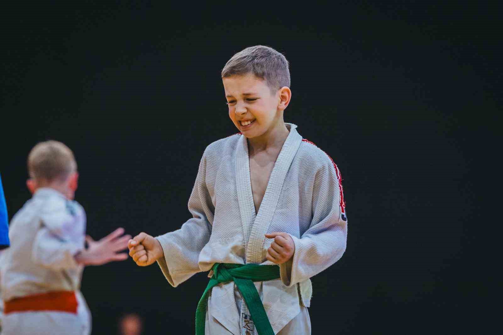 avrupada-zirveye-adim-umraniye-judoda-kupayi-kaldirdi