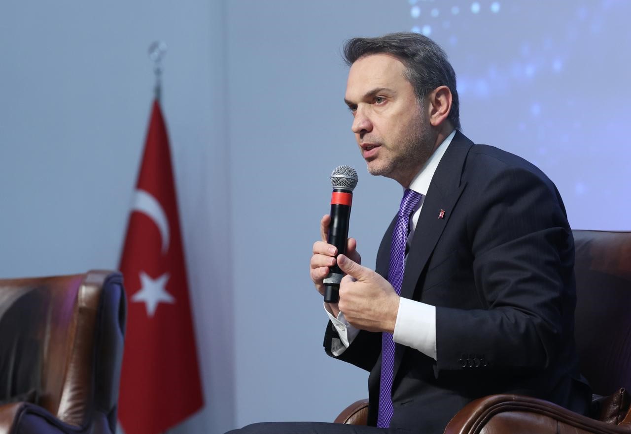 bakan-bayraktar-enerjide-bagimsiz-bir-turkiye-hedefinde-en-onemli-gorev-enerji-uzmanlarina-dusuyor