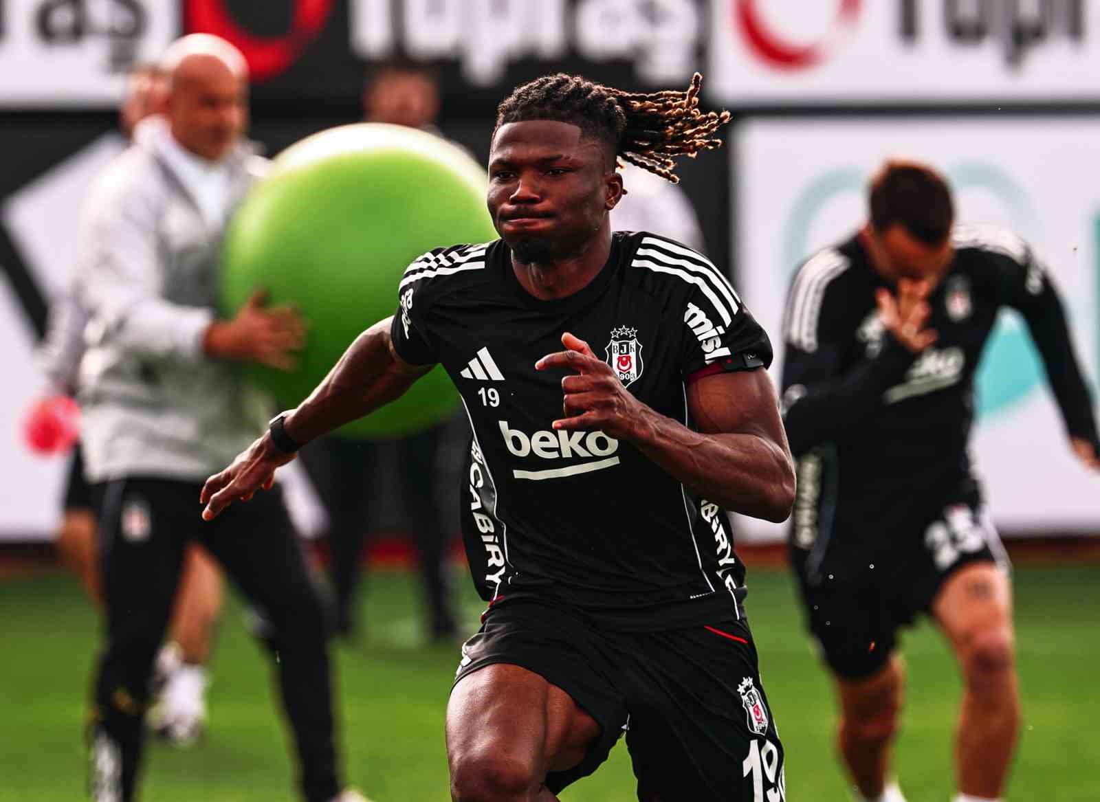 besiktas-3-futbolcusundan-eksik-calisti