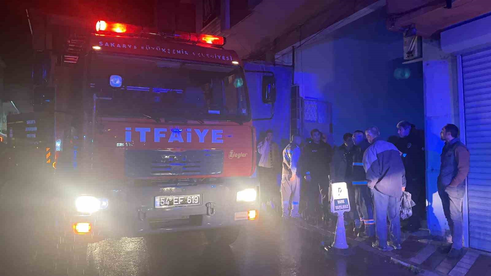 kabus-gibi-gece-yildirim-4-katli-binanin-catisina-dustu-mahalleli-sokaga-dokuldu