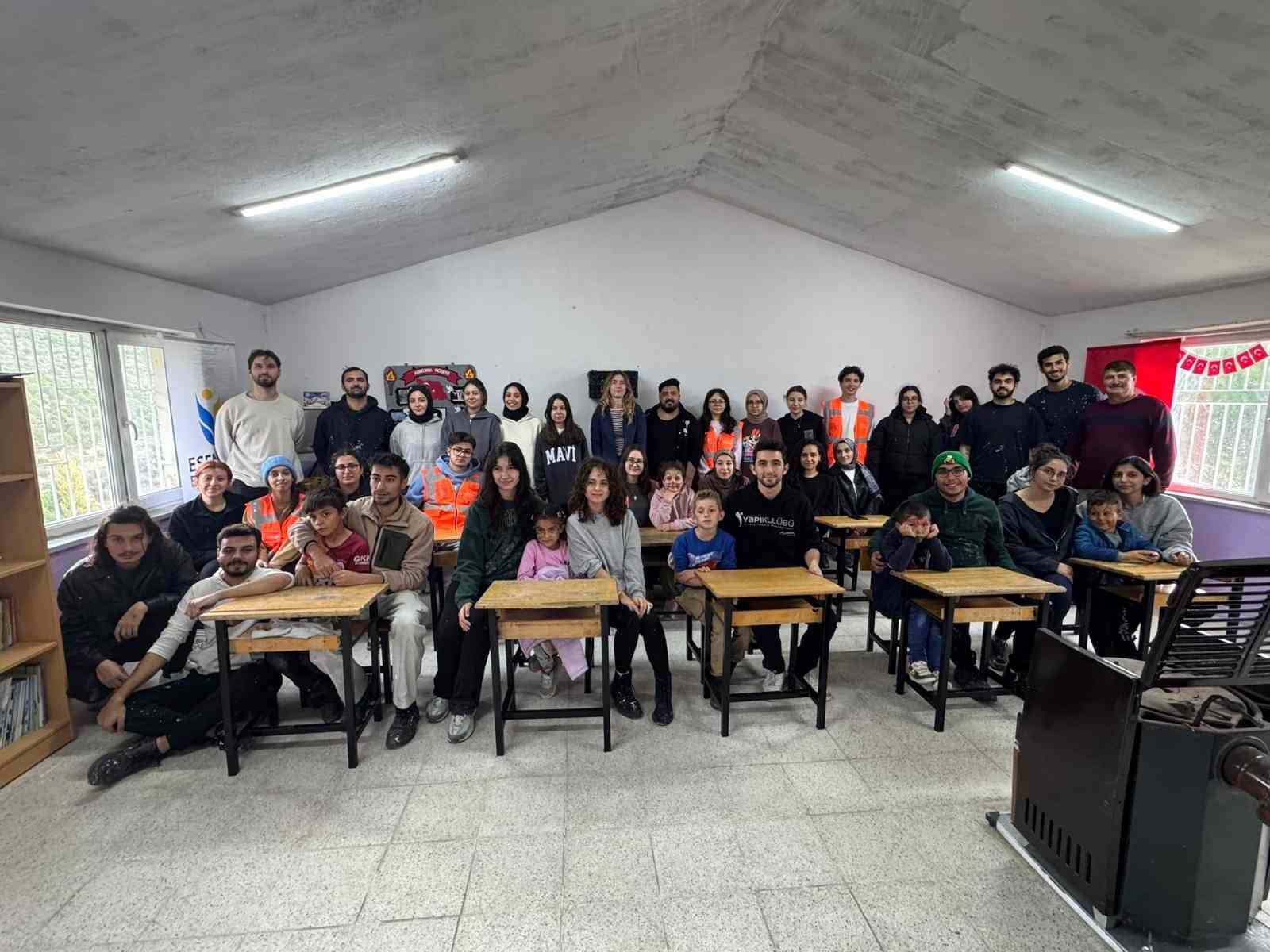 universite-ogrencileri-6-ogrencili-koy-okulunu-yeniledi