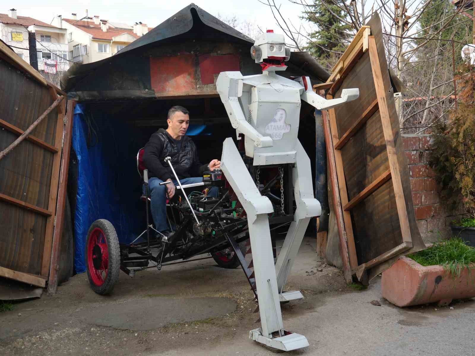 hurda-malzemelerden-robot-yapti-goren-telefonuna-sariliyor