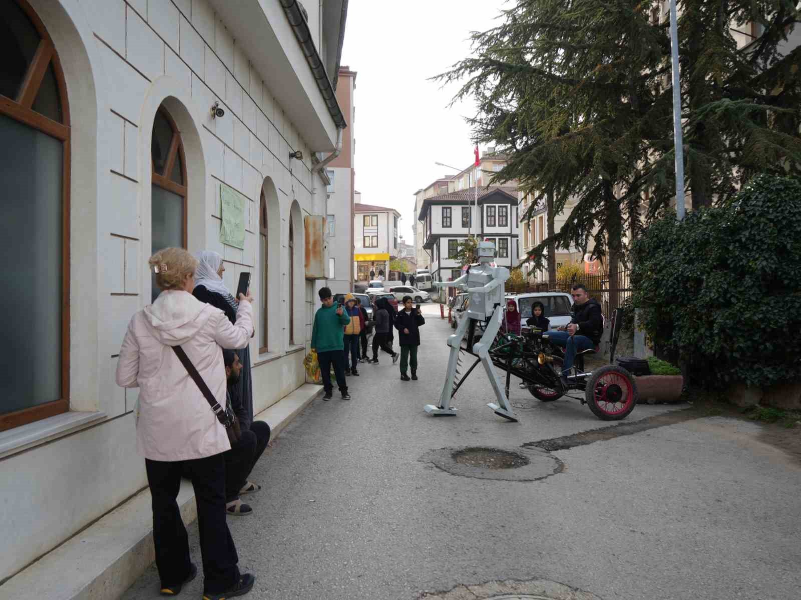 hurda-malzemelerden-robot-yapti-goren-telefonuna-sariliyor