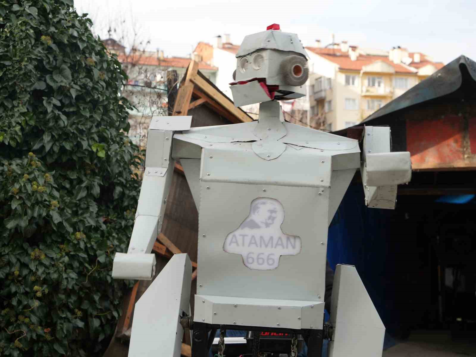hurda-malzemelerden-robot-yapti-goren-telefonuna-sariliyor