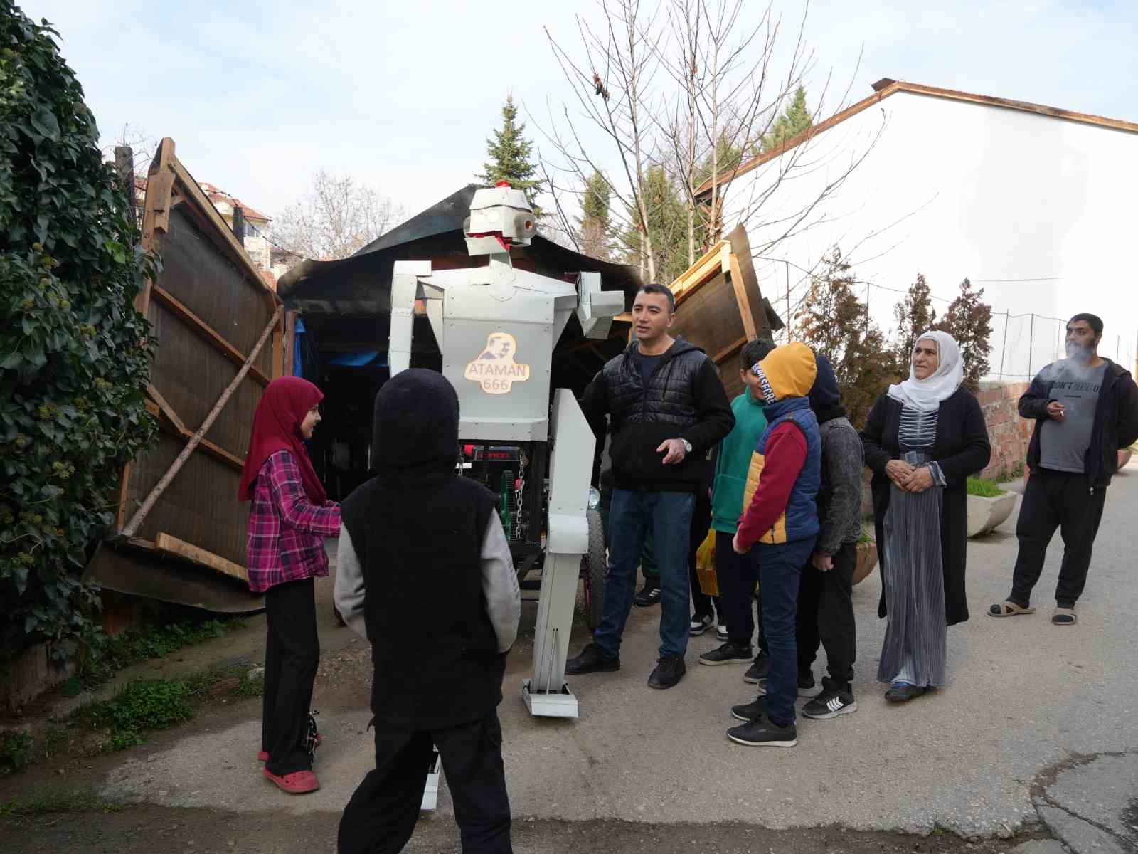 hurda-malzemelerden-robot-yapti-goren-telefonuna-sariliyor