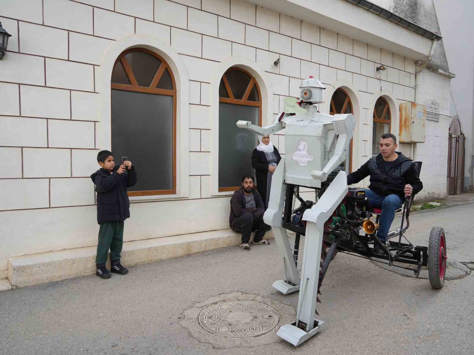 hurda-malzemelerden-robot-yapti-goren-telefonuna-sariliyor