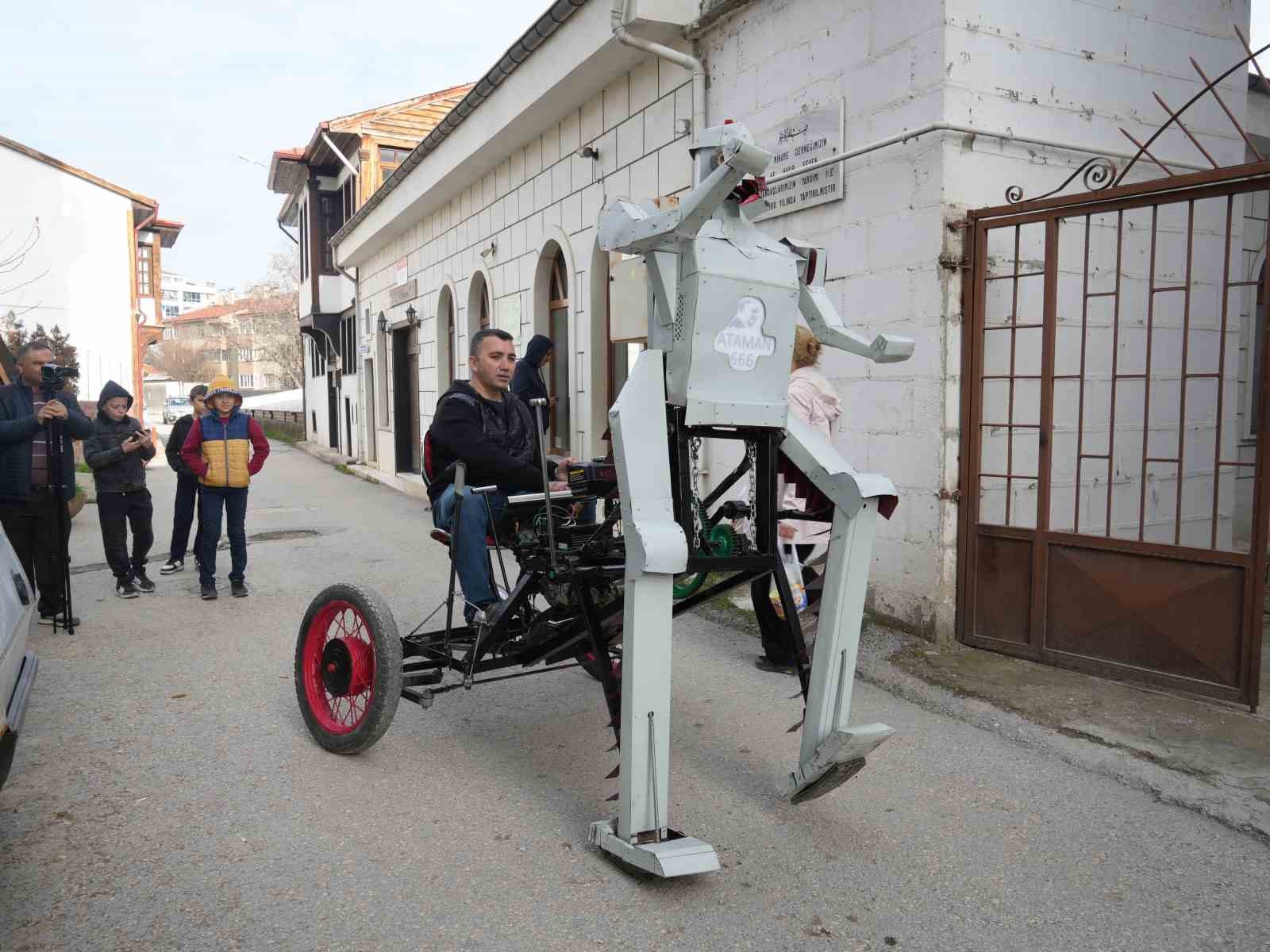 hurda-malzemelerden-robot-yapti-goren-telefonuna-sariliyor