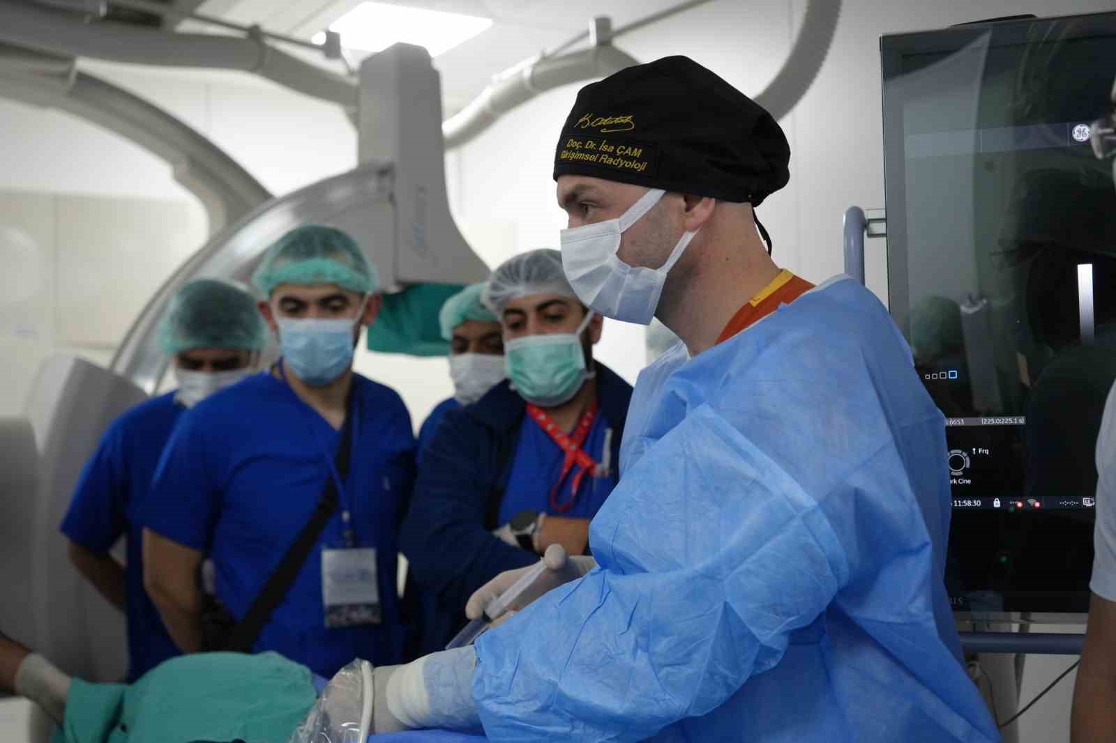 igneyle-tumor-tedavisine-uluslararasi-ilgi-canli-canli-izlediler