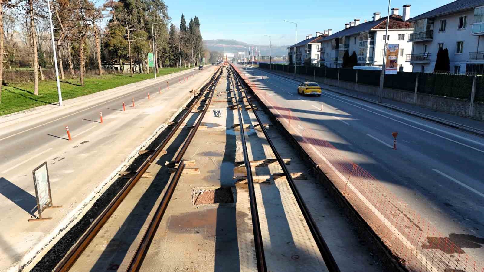 kartepe-tramvay-hattinda-raylar-kaynak-ile-birlesiyor