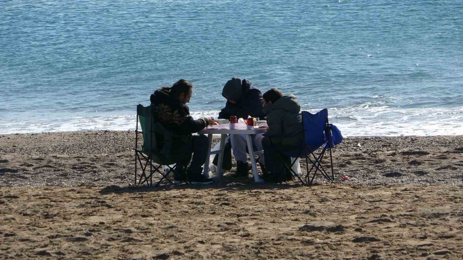 antalyada-sahile-akin-eden-vatandaslar-gunesin-tadini-cikardi