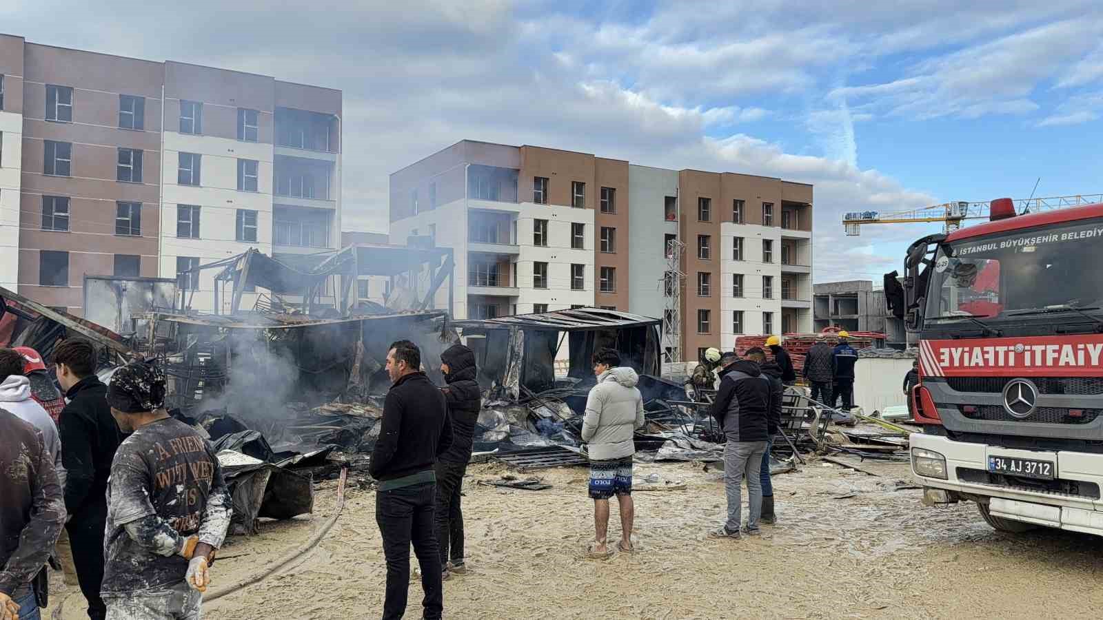 arnavutkoyde-santiye-konteynerlarinda-yangin-isciler-son-anda-kurtuldu