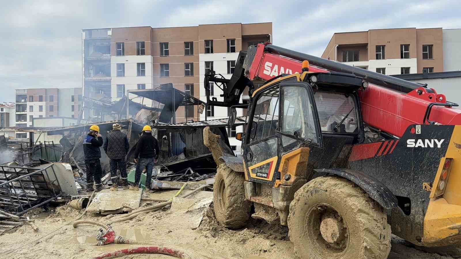 arnavutkoyde-santiye-konteynerlarinda-yangin-isciler-son-anda-kurtuldu