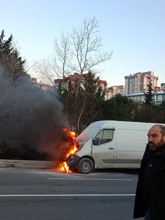 arnavutkoyde-seyir-halindeki-ticari-arac-alev-aldi-o-anlar-kamerada