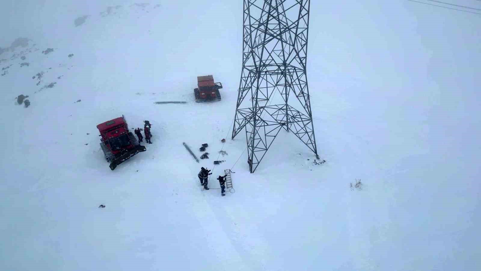 bakan-bayraktar-vatandaslarimiza-kesintisiz-enerji-akisi-saglamak-icin-ekiplerimiz-7-gun-24-saat-sahada