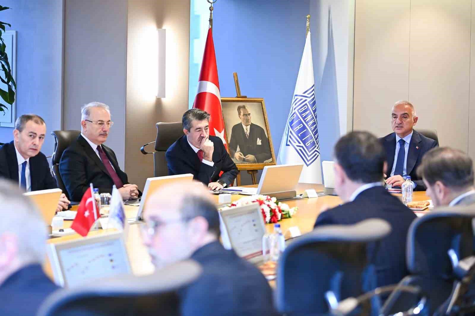 bakan-ersoy-bolgesel-krizlere-ragmen-turizm-sektorunde-guclu-bir-performans-ortaya-koyduk