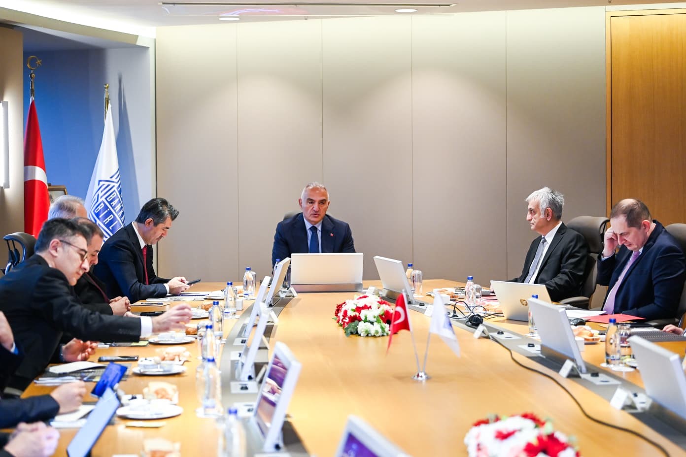 bakan-ersoy-bolgesel-krizlere-ragmen-turizm-sektorunde-guclu-bir-performans-ortaya-koyduk