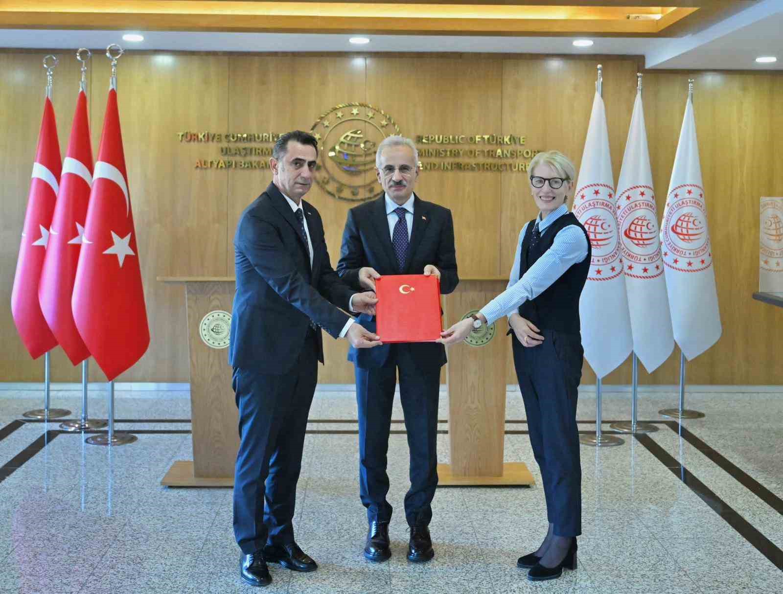 bakan-uraloglu-turkiye-tarafinda-prototip-uretim-merkezi-olarak-turasas-projede-merkez-rol-ustlenecek