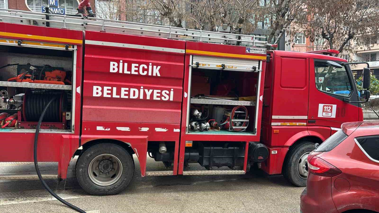 bilecikte-bir-kuruyemisci-dukkaninda-yangin-cikti