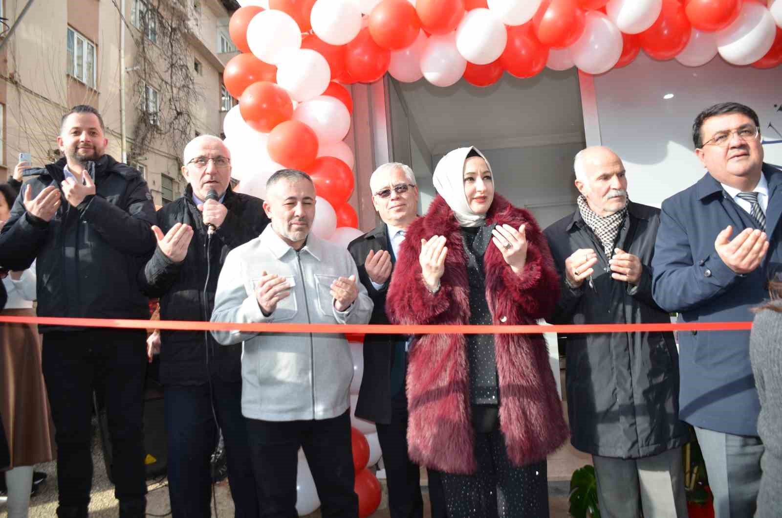 bilecikte-iyilige-dokun-yardimlasma-ve-dayanisma-dernegi-dualarla-acildi
