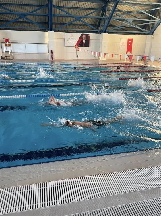 bilecikte-spor-okullari-yuzme-antrenmanlari-yogun-tempoyla-suruyor