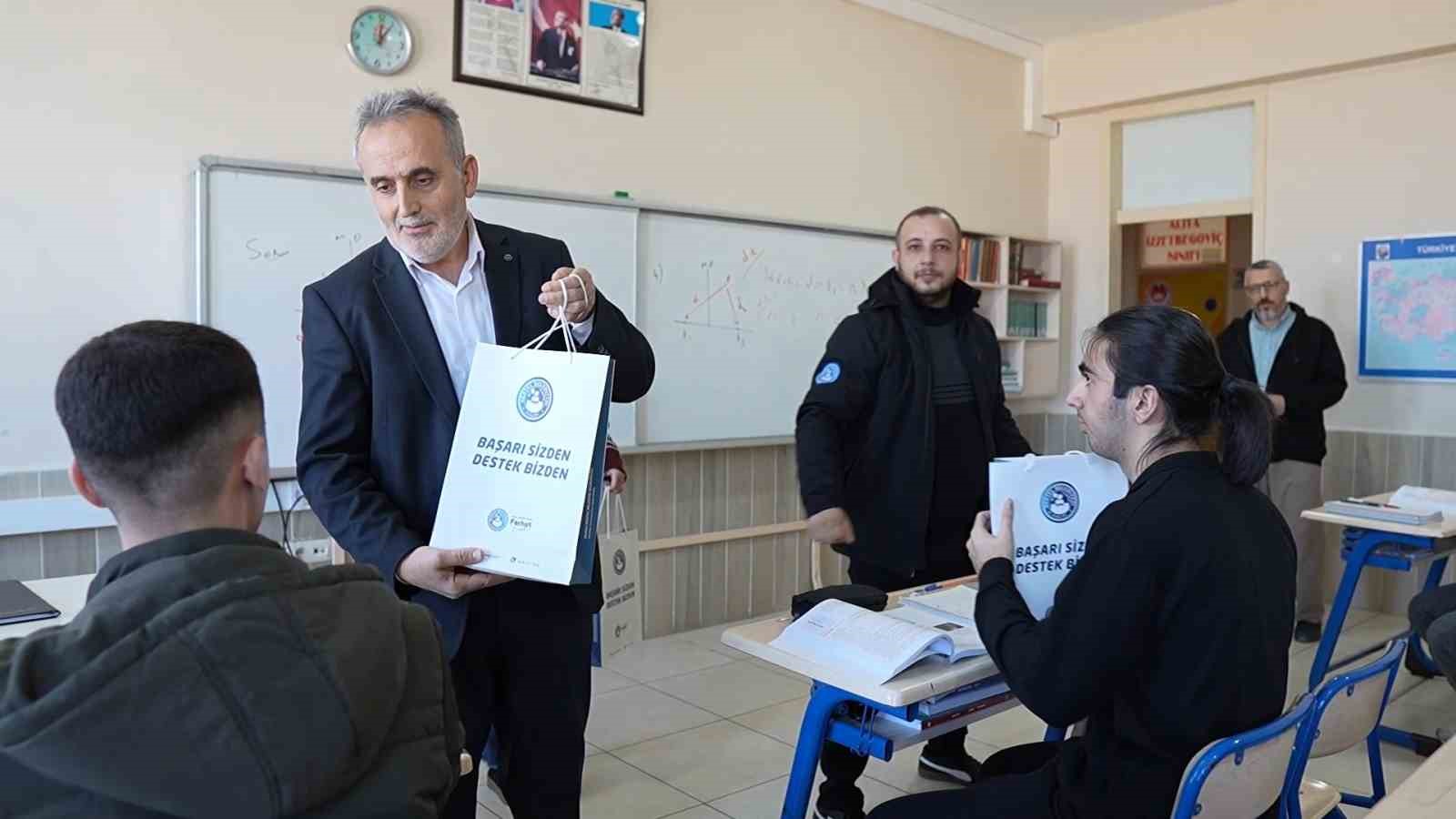 bu-ilcede-universite-ogrencilerinin-ulasim-kartlari-belediyeden