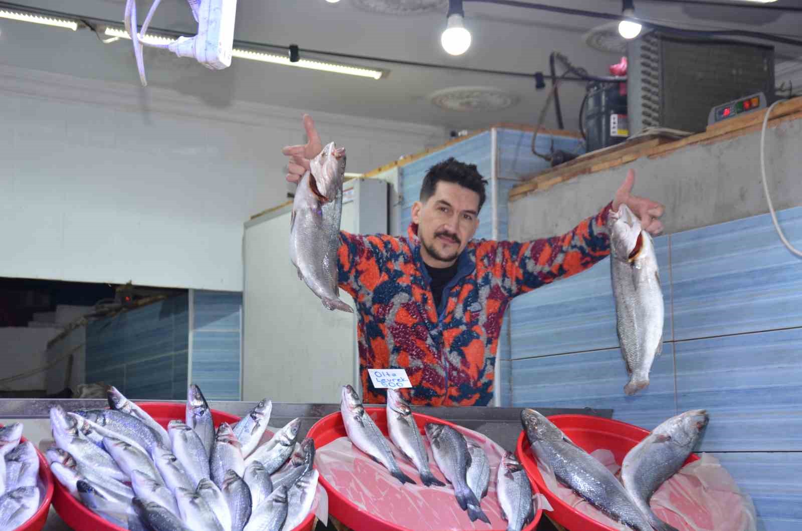 bu-yil-tezgahlarin-yildizi-palamut-yerine-karadeniz-hamsisi-oldu