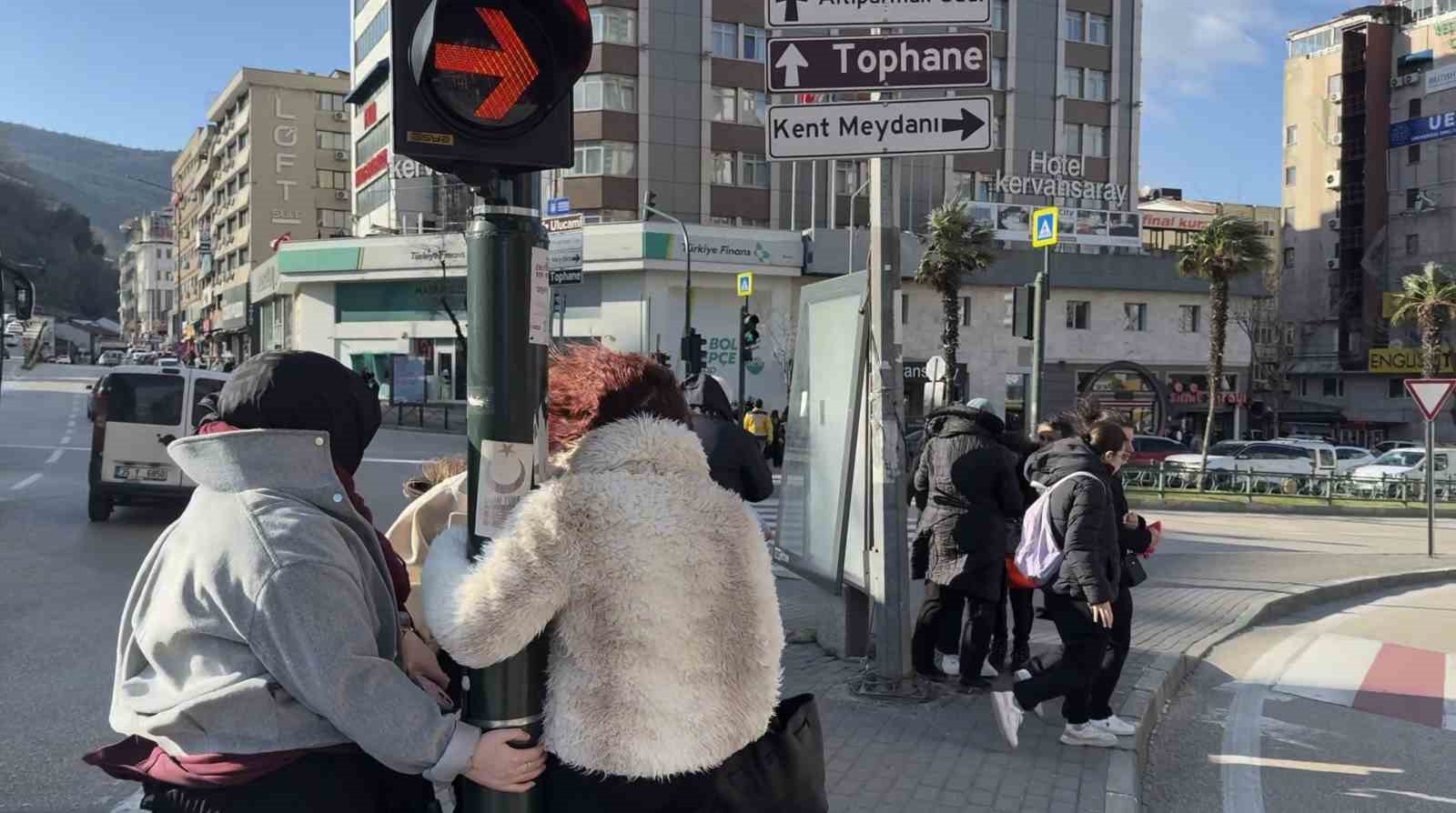 bursada-lodos-zor-anlar-yasatti-trafik-lambasina-tutundular