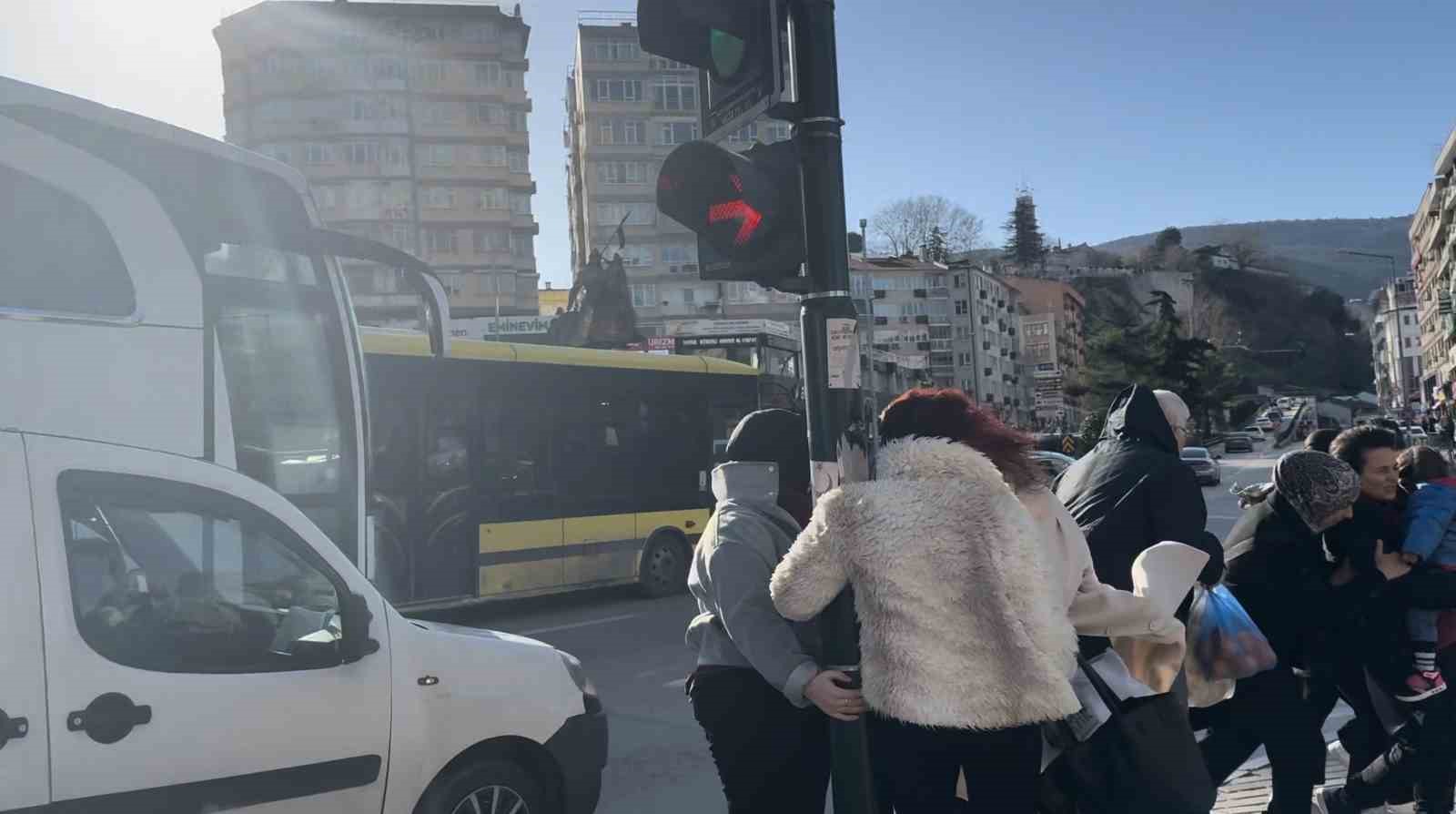 bursada-lodos-zor-anlar-yasatti-trafik-lambasina-tutundular