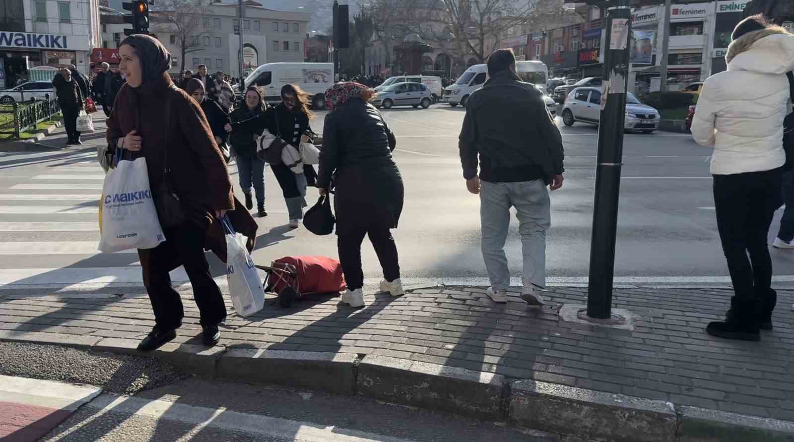 bursada-lodos-zor-anlar-yasatti-trafik-lambasina-tutundular