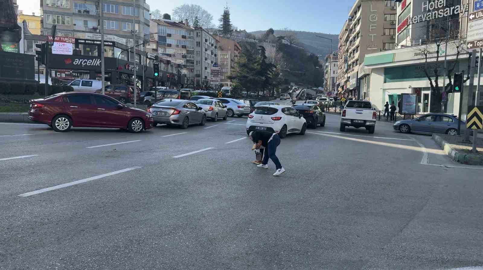 bursada-lodos-zor-anlar-yasatti-trafik-lambasina-tutundular