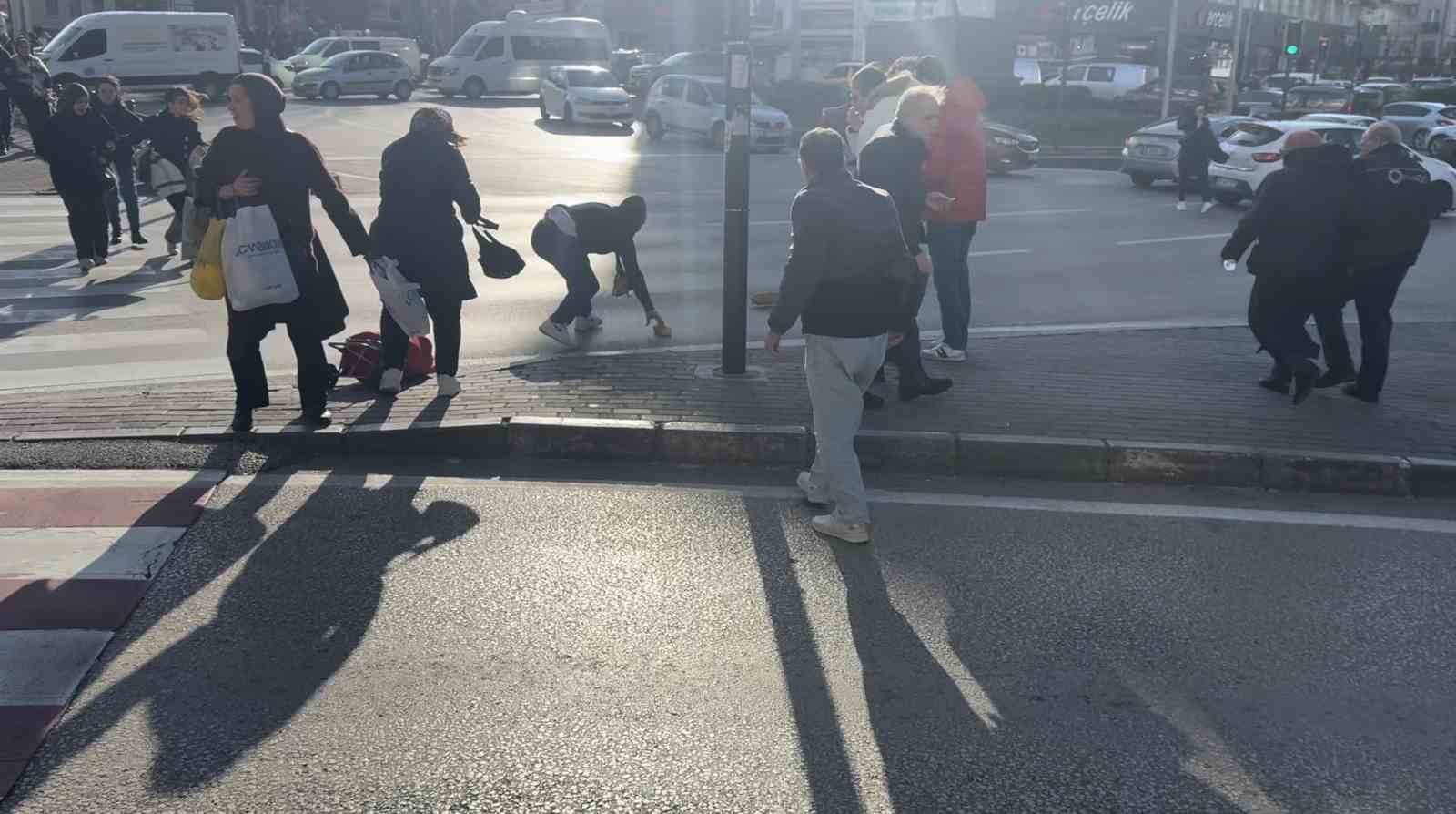 bursada-lodos-zor-anlar-yasatti-trafik-lambasina-tutundular