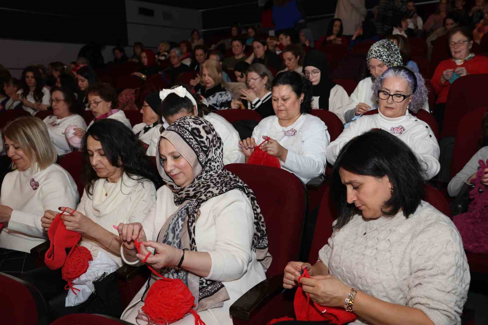 bursada-yuzlerce-kadin-ayni-anda-iyilik-icin-ilmek-atti