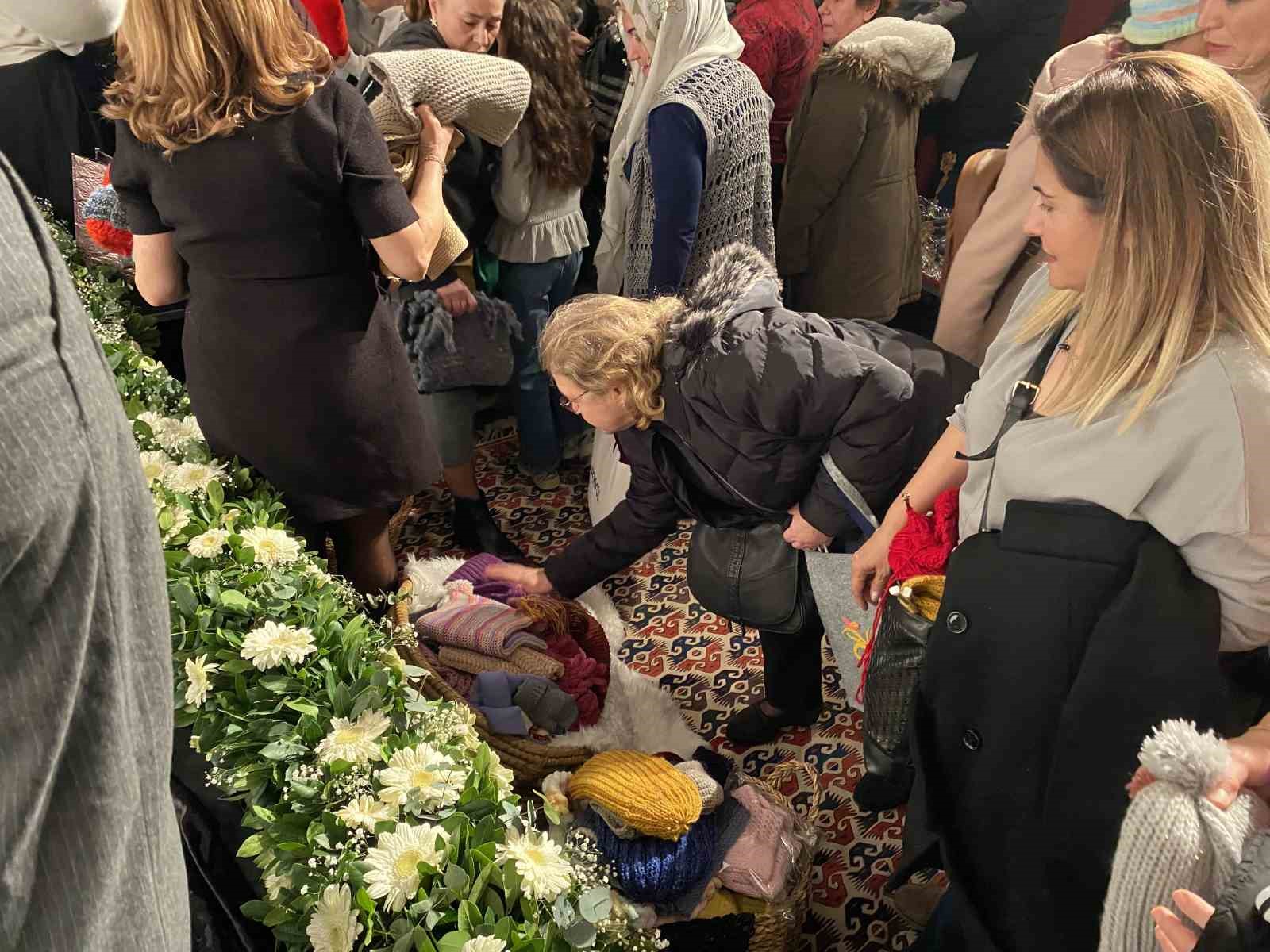 bursada-yuzlerce-kadin-ayni-anda-iyilik-icin-ilmek-atti