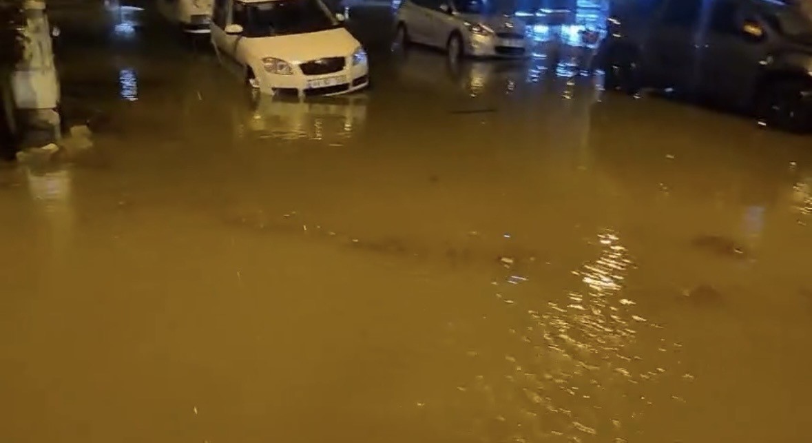 canakkalede-saganak-sonrasi-cadde-ve-sokaklar-gole-dondu
