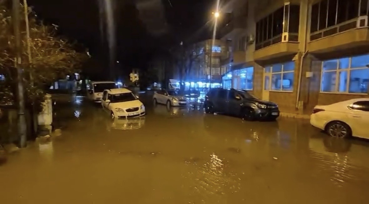 canakkalede-saganak-sonrasi-cadde-ve-sokaklar-gole-dondu