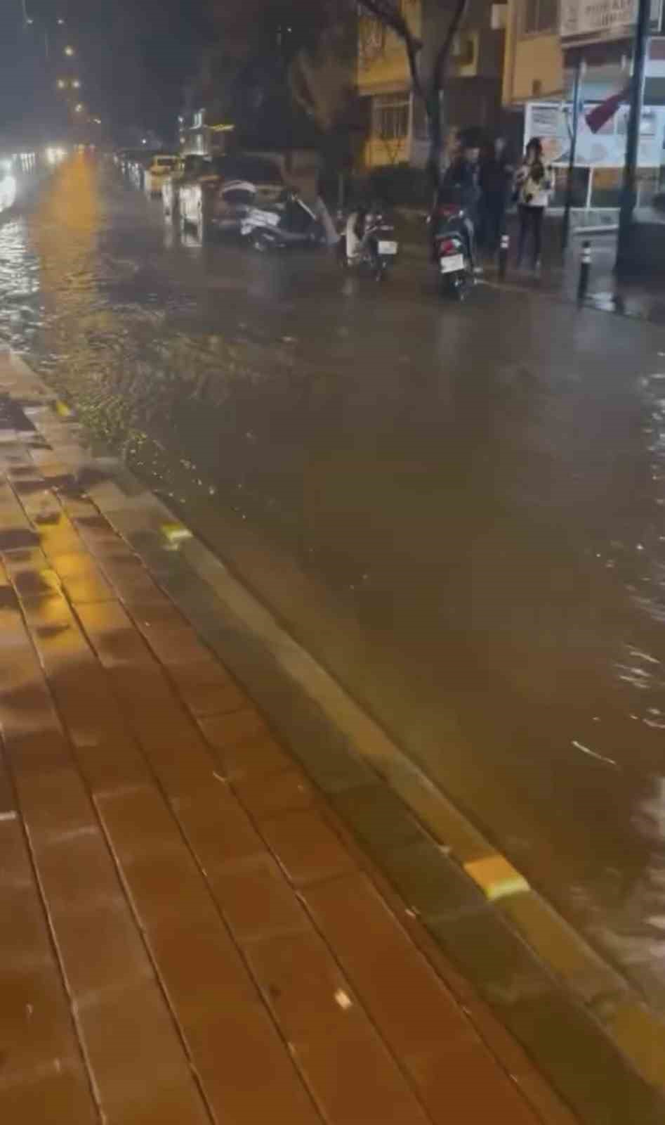 canakkalede-saganak-sonrasi-cadde-ve-sokaklar-gole-dondu