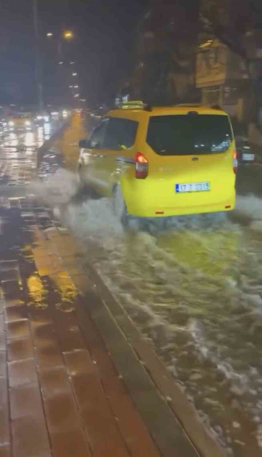 canakkalede-saganak-sonrasi-cadde-ve-sokaklar-gole-dondu