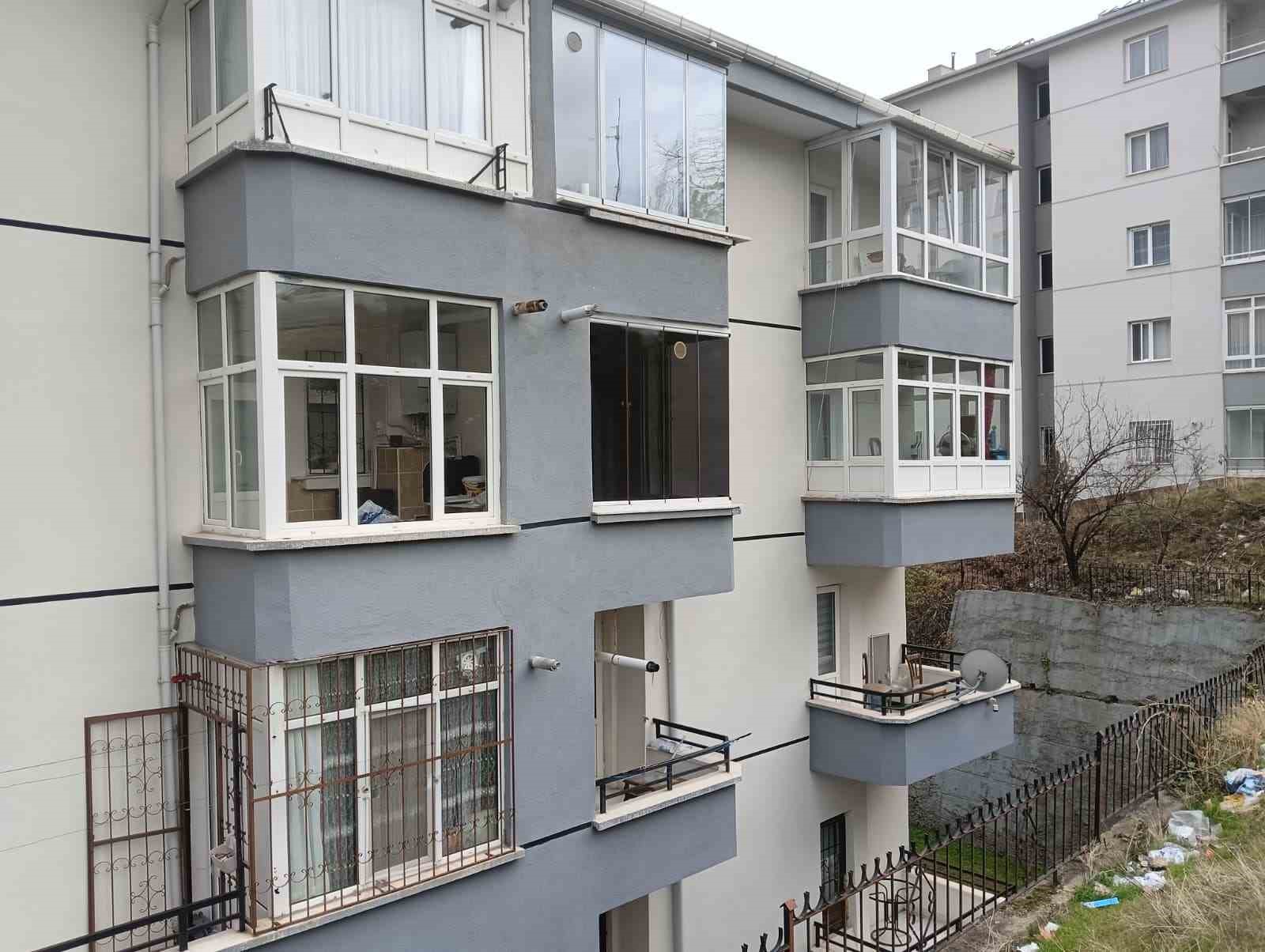 cankayada-cokme-olusan-apartmanda-yasayanlar-tedbir-amacli-tahliye-edildi