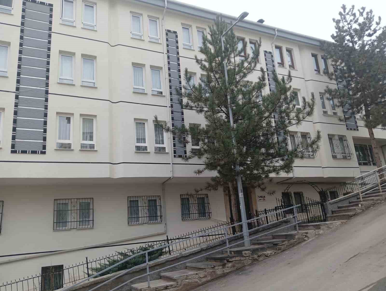 cankayada-cokme-olusan-apartmanda-yasayanlar-tedbir-amacli-tahliye-edildi