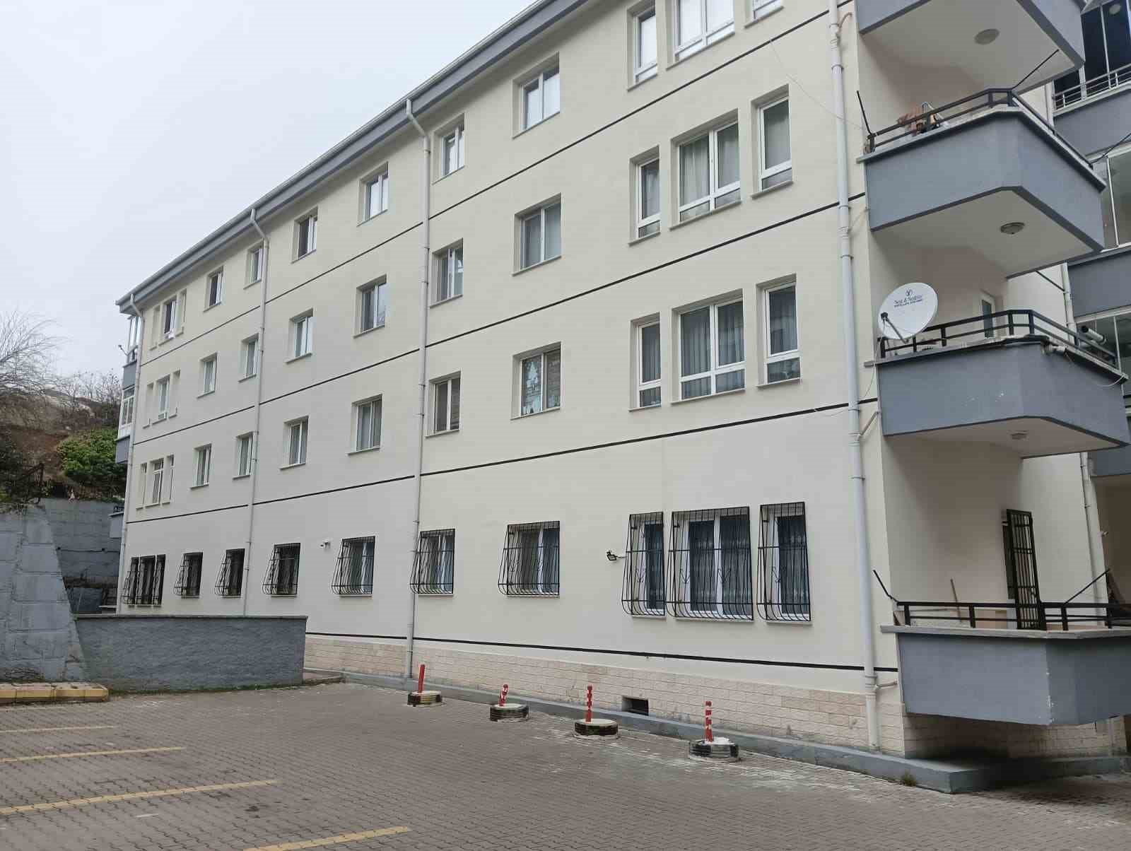 cankayada-cokme-olusan-apartmanda-yasayanlar-tedbir-amacli-tahliye-edildi