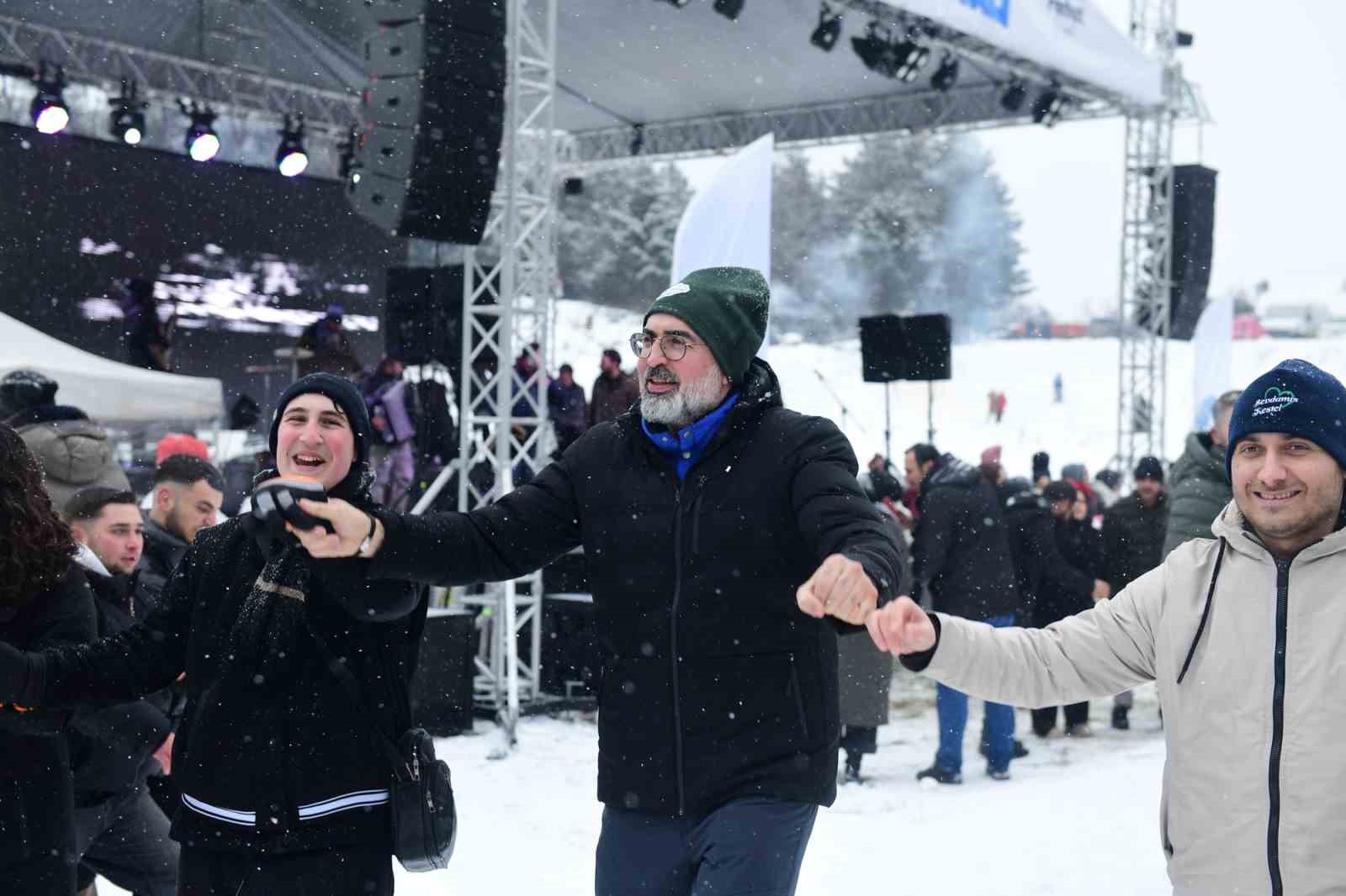 cocuklara-karne-hediyesi-kar-festivali
